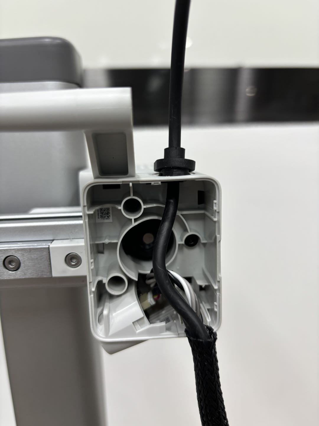 Monter fastgørelsesbeslaget til USB-C-kablet på X-motorboksen