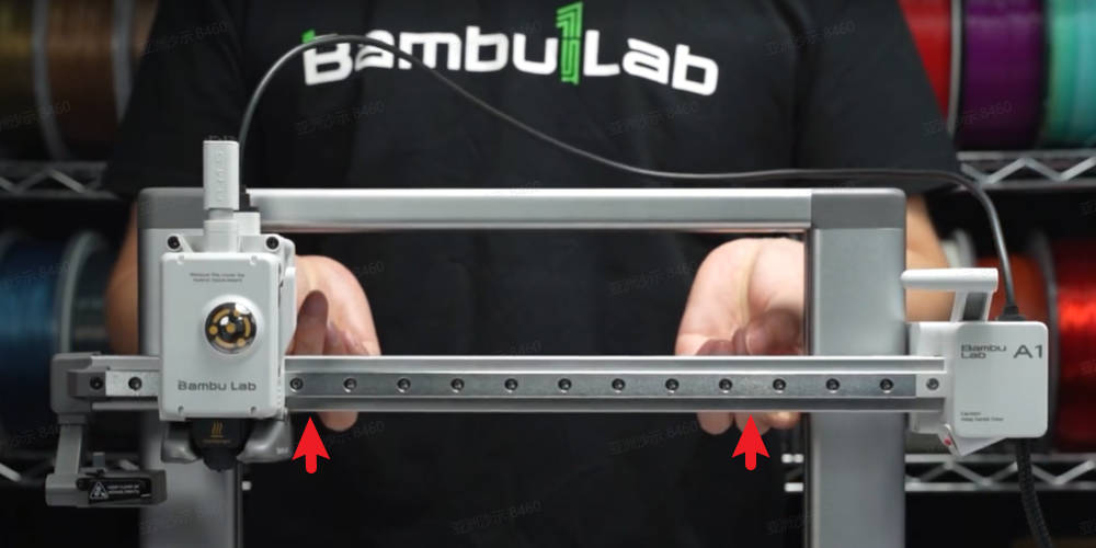 Bambu Lab A1 stillet oprejst med X-aksen hævet til øverste position