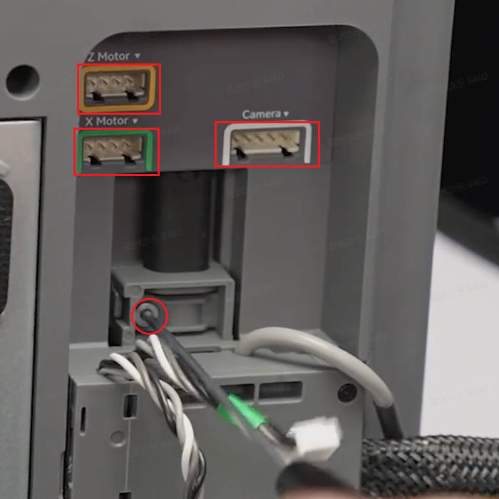 Kamera-, X-motor- og Z-motorkablet afbrydes fra kabelboksen