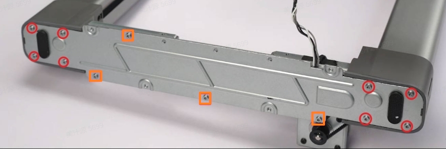 Metalbundpladen monteres med de 4 korte midterskruer markeret med orange