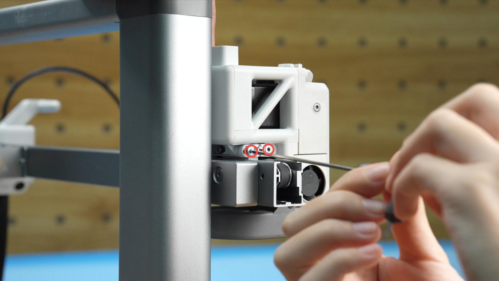 Fjern de 2 skruer på venstre side af printhovedet