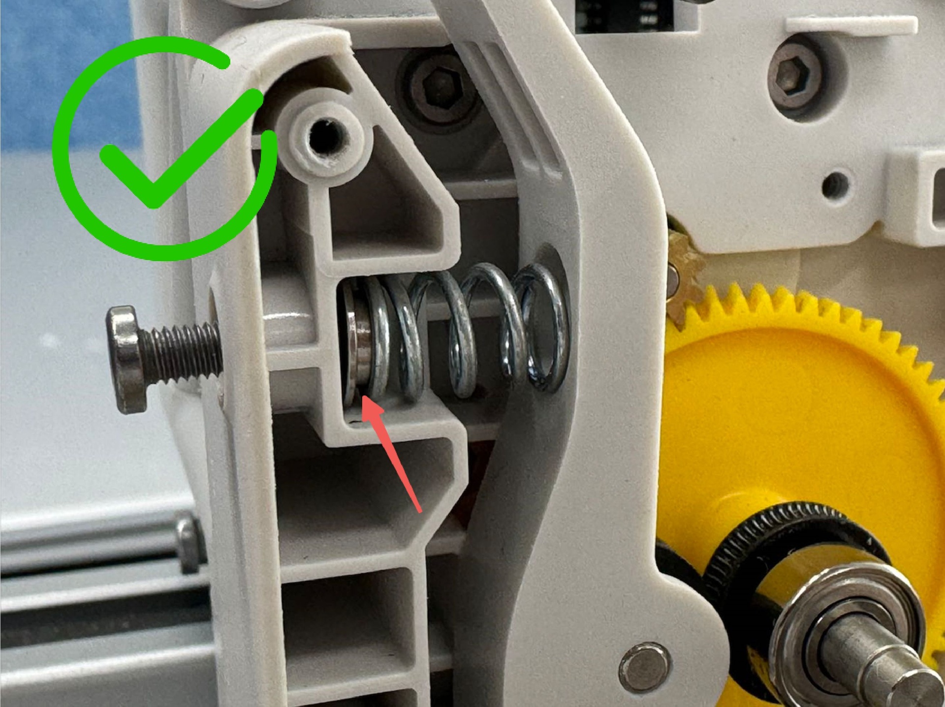 Kontrol af fjeder og skive i ekstruderen