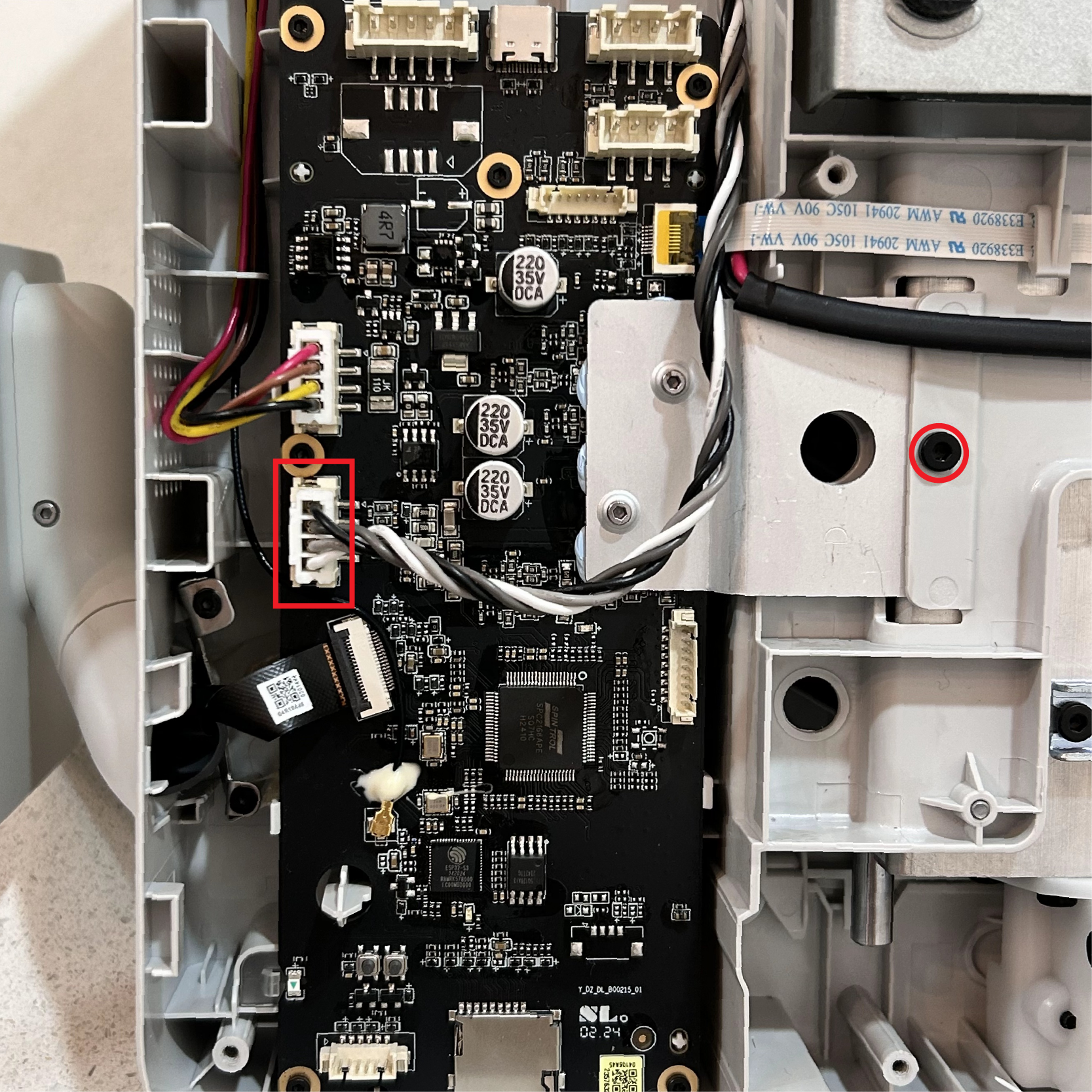 Fastgørelsesskrue til kølelegeme og Y-motorstik på A1's mainboard