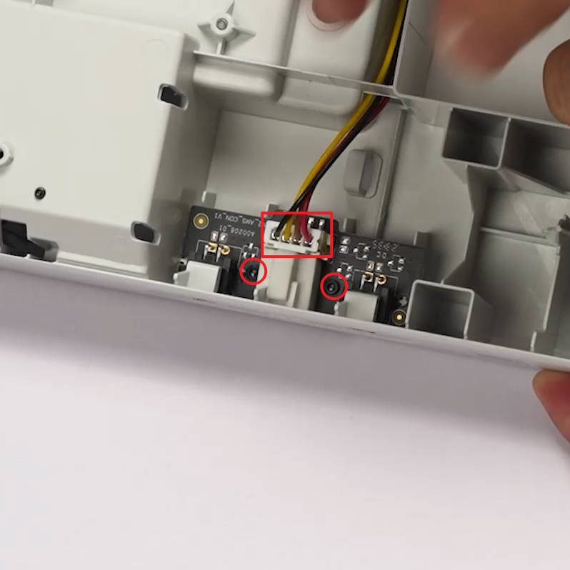 Afbryd kabel og fjern 2 skruer fra AMS-forbindelseskortet