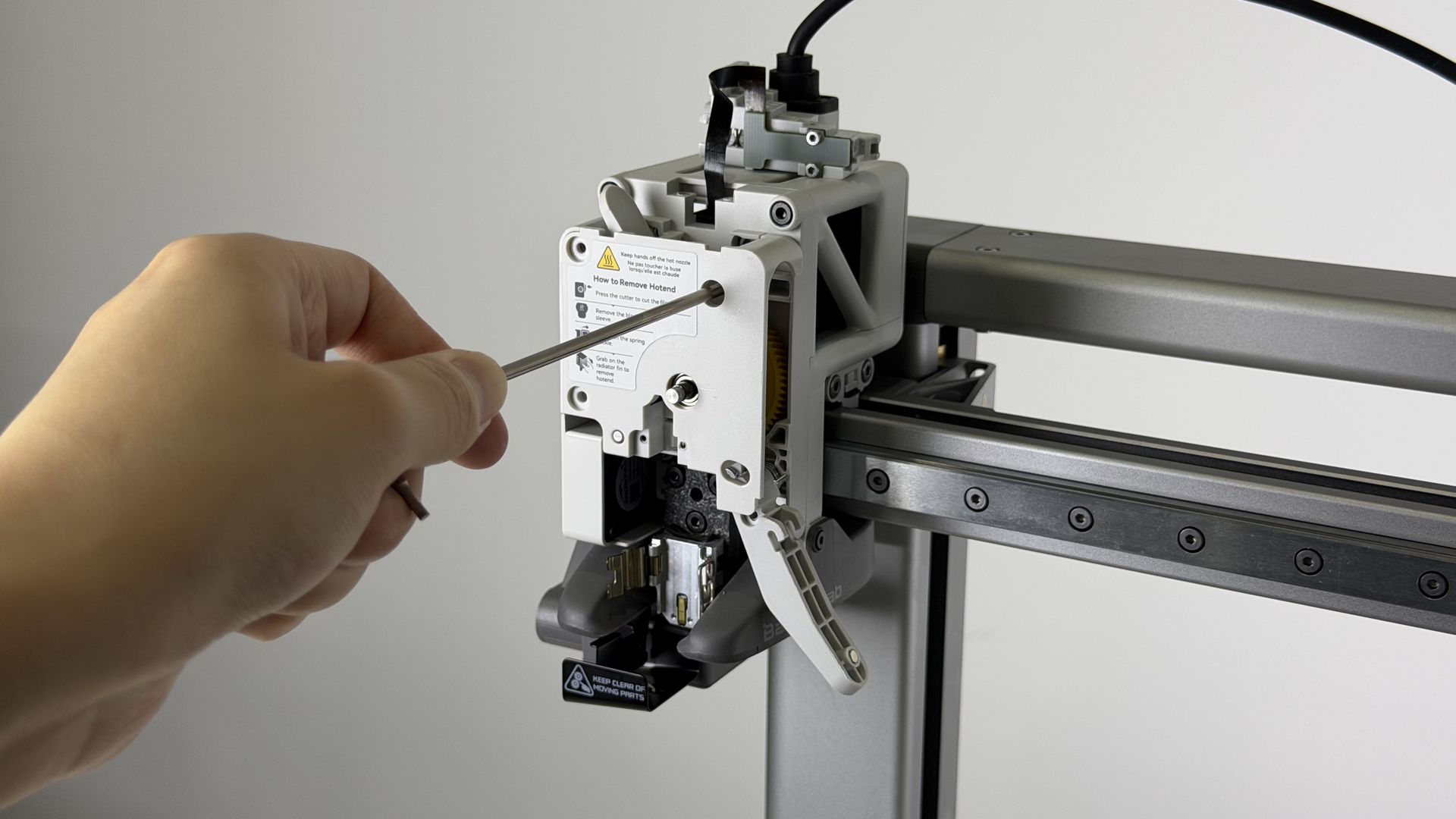 Fastgørelsesskruerne på frontdækslet fjernes med H2.0