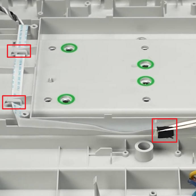 Laeg det nye signalkabel i kabelstyringsrillen