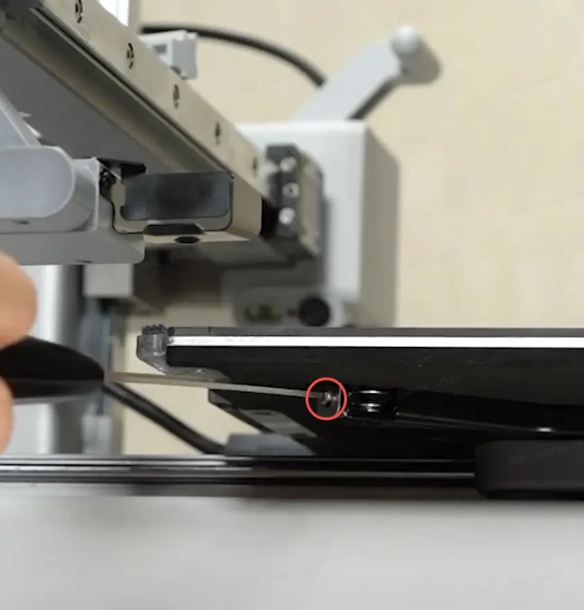 Printer stillet oprejst for fjernelse af varmeplade