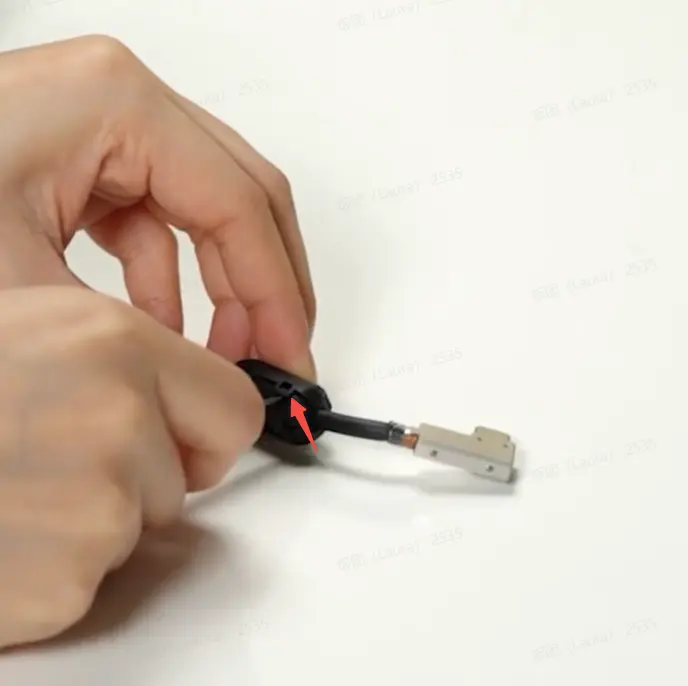 Fjernelse af ferritkerner og gummiprop paa USB-kablet