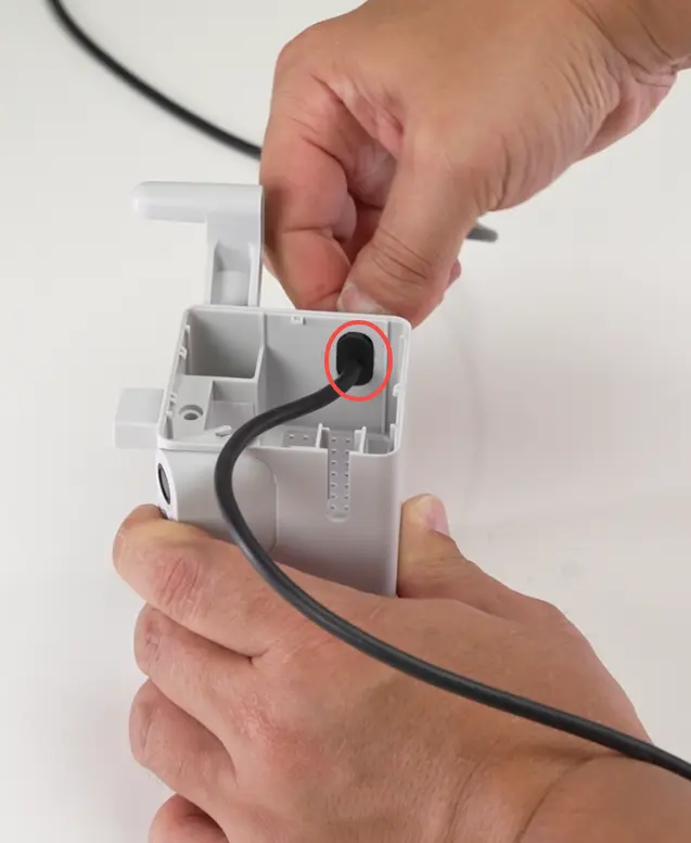 Fastgoerelse af USB-kablet til motorcoveret