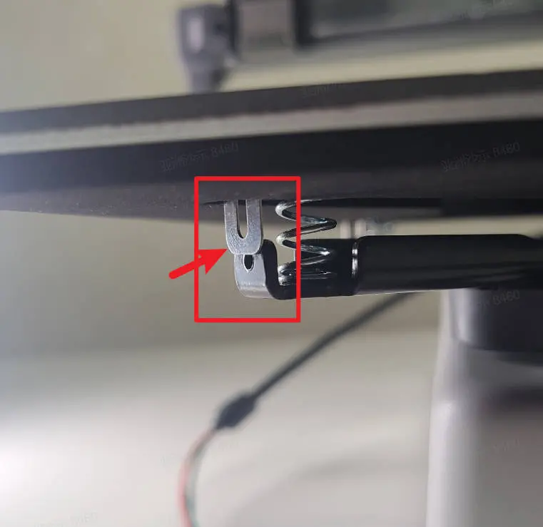 Kontrol af fastgoerelsesstykker fra varmepladens underside