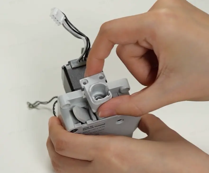 Fremføringsbeslaget fjernes fra ekstruderen
