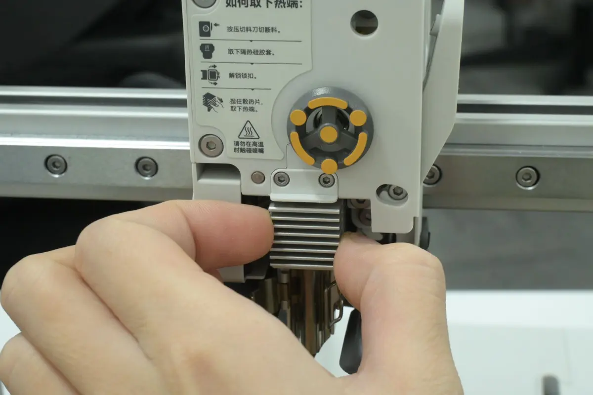 Hotend fjernes mens køleribben holdes fast