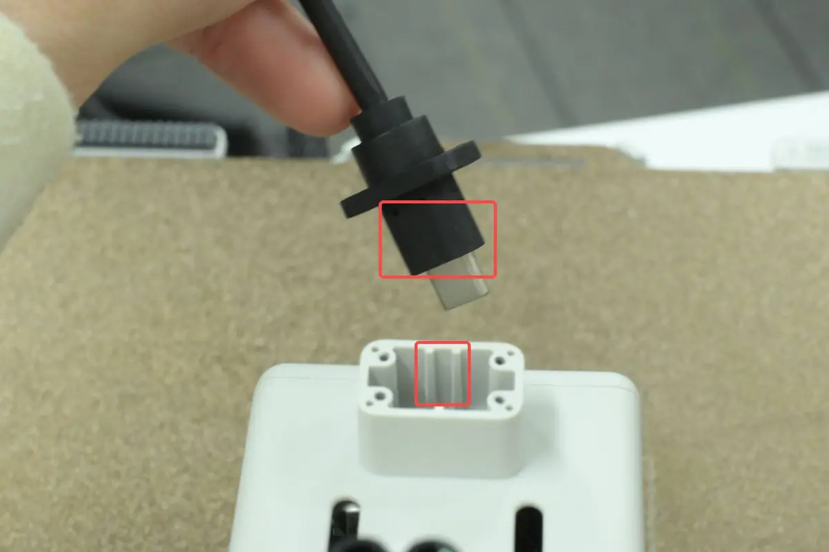 USB-kablet føres til gennemføringshullet over toolhead