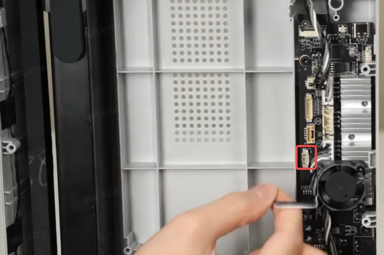 Mainboard-blserens kabel afbrydes