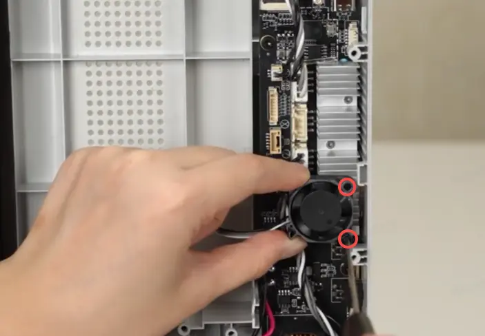 Skruer C lsnes og mainboard-blseren fjernes