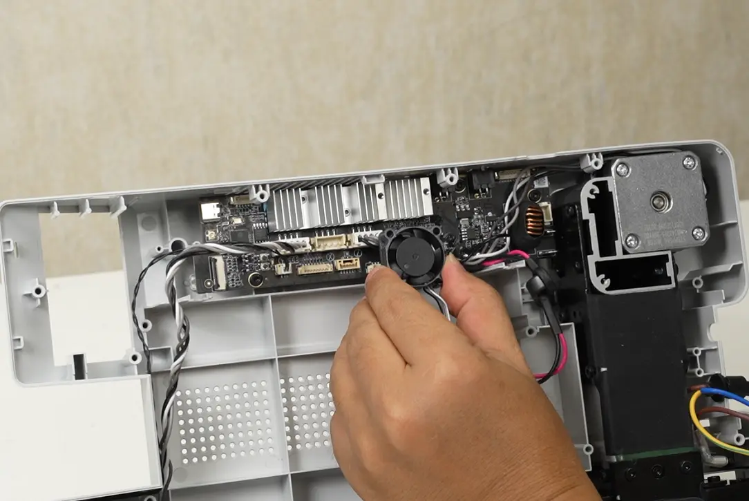 Mainboard-blseren placeres p mainboardet