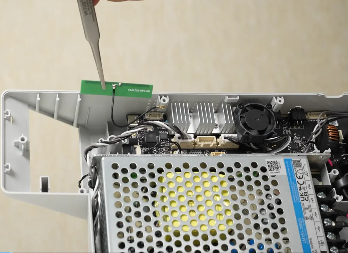 WIFI-antennen klbes fast p bundkabinettet