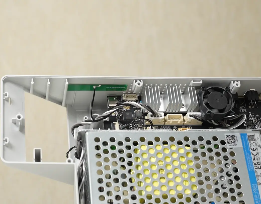 Antennens kabel fres mod mainboardet