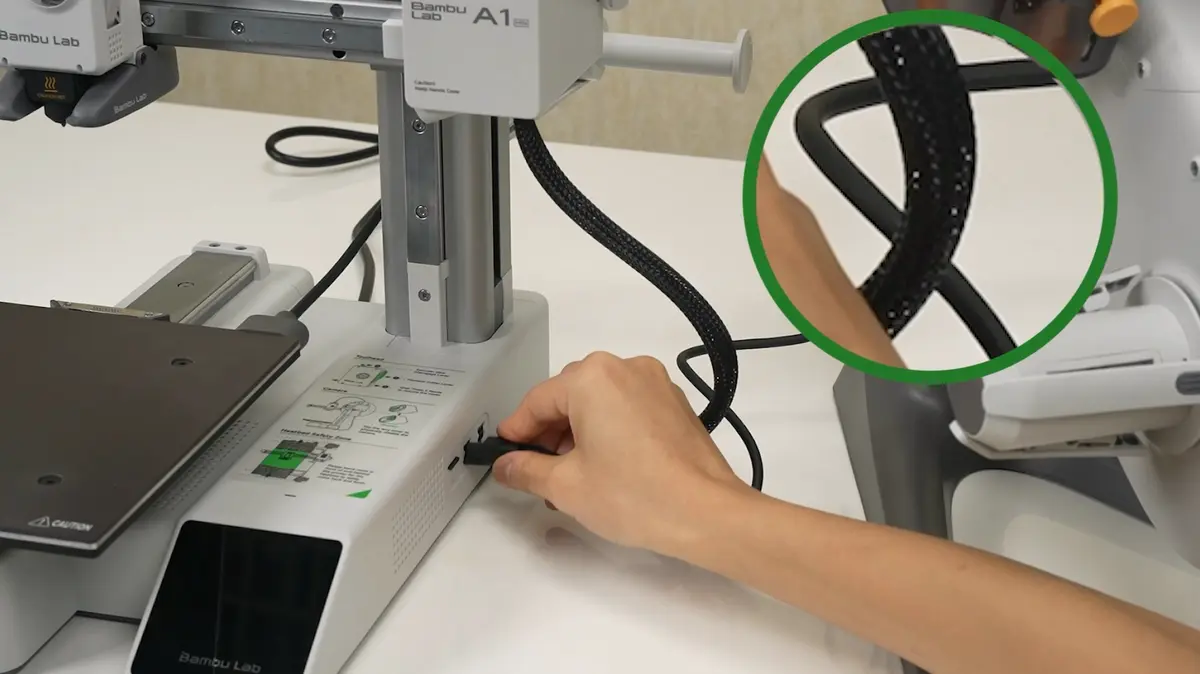 4-pin-kabel og flettet kabel organiseret hver for sig