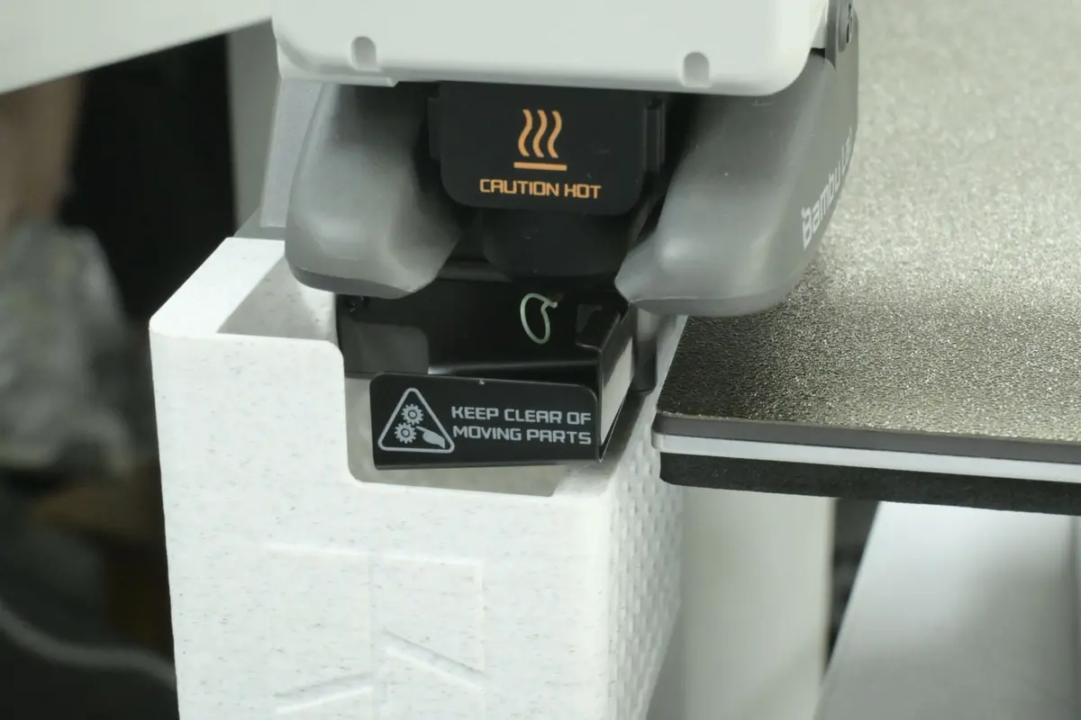 Filament presses jævnt ud af dysen