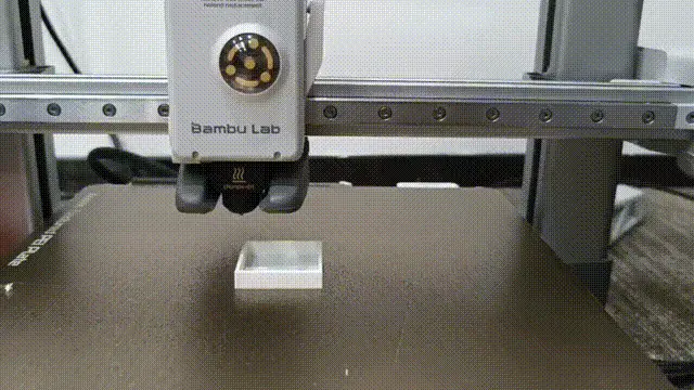Filament der glider mod ekstruderens tandhjul