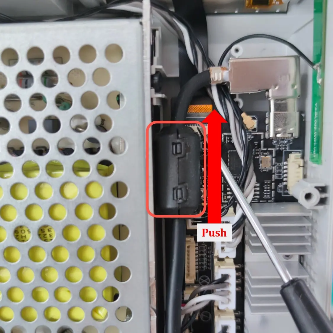 Magnetisk ring på USB-C-kablet ved FPC-stikket