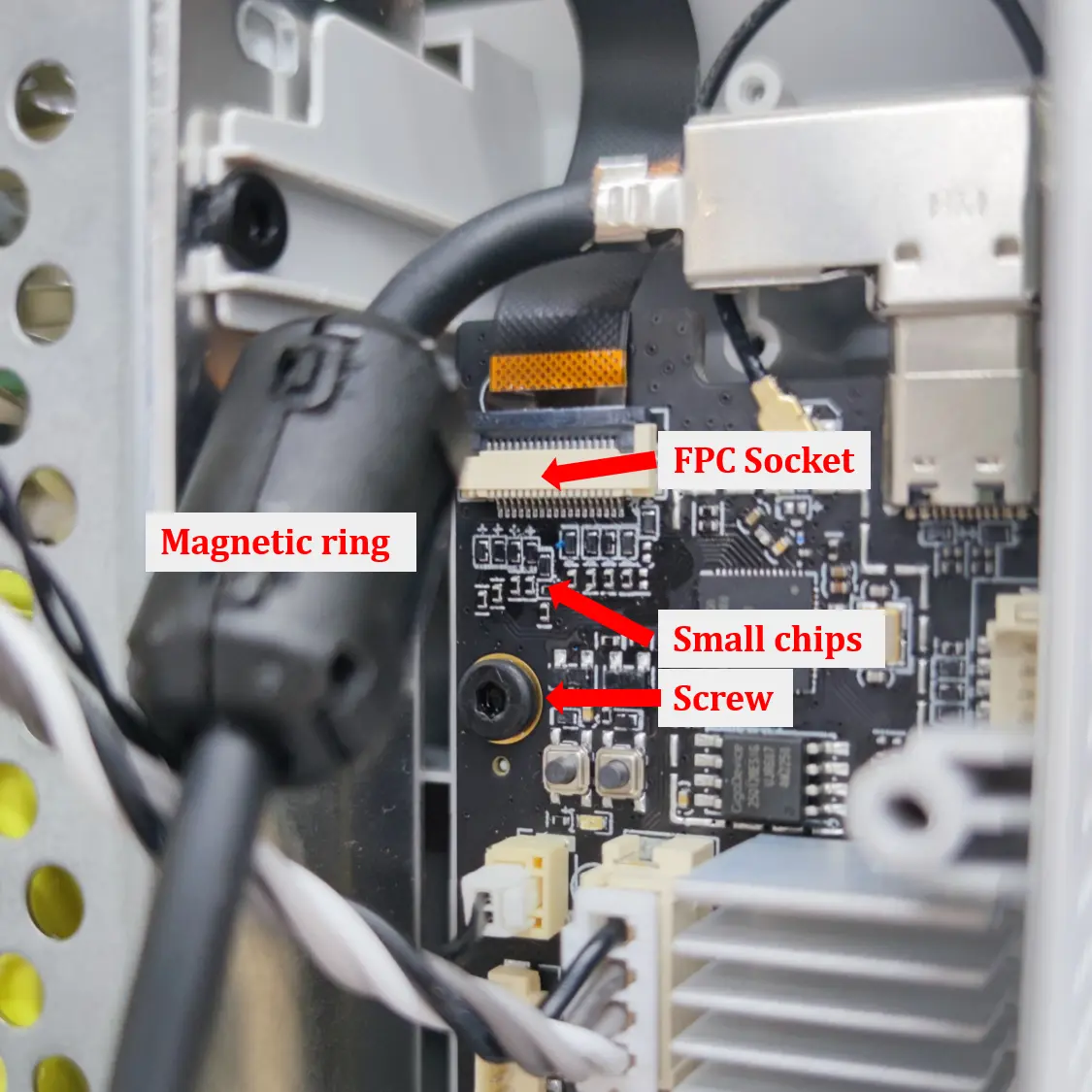 Nærbillede af den magnetiske ring og de små chips