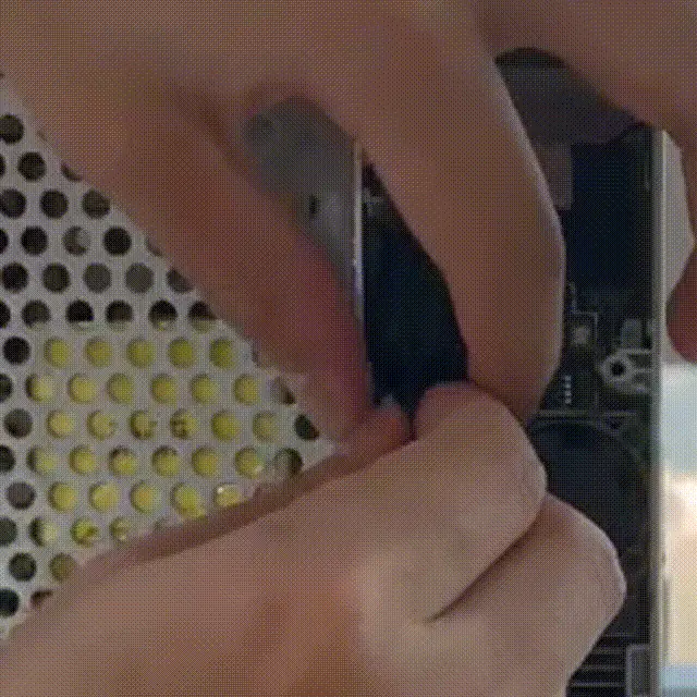 Den magnetiske ring skubbet opad mod FPC-stikket