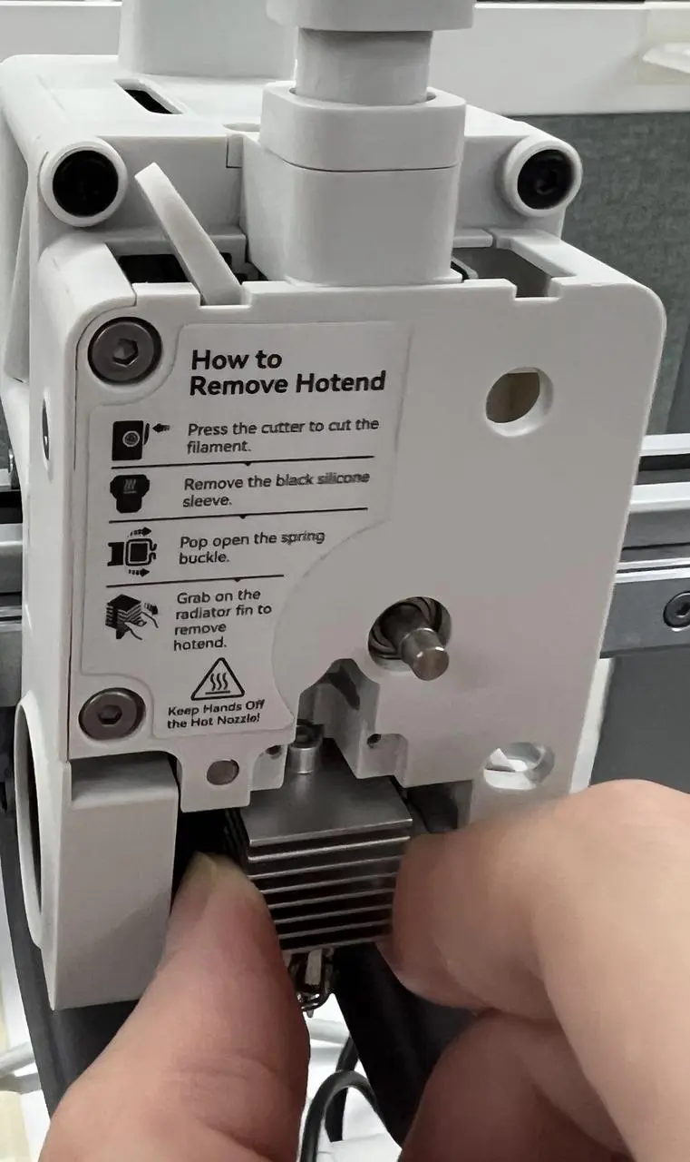 Hold på kølepladen og tag hotend ud