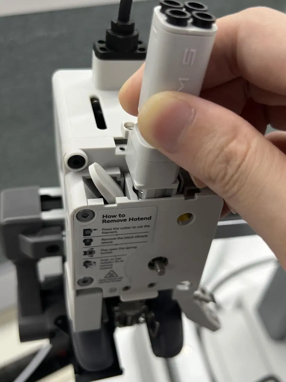 Tag filament-hubben ud uden at beskadige det sorte FPC-kabel