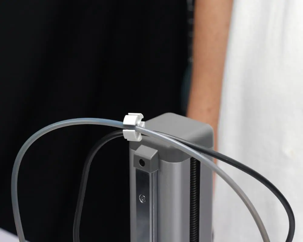 Kabel og PTFE-slange placeret i kabelorganizeren