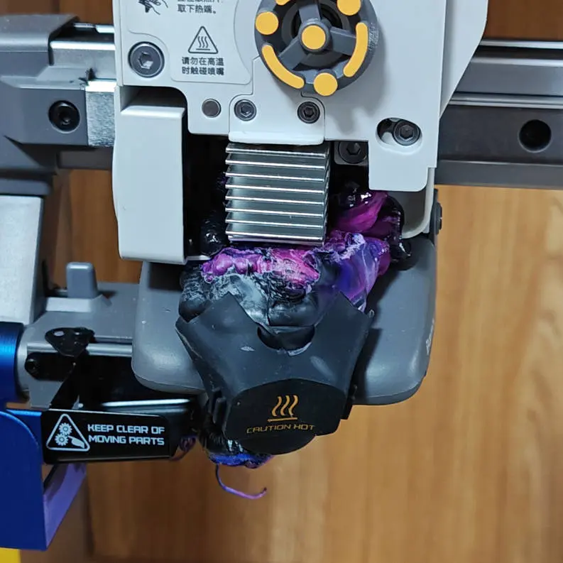 Hotend med fastsiddende plastklump set forfra
