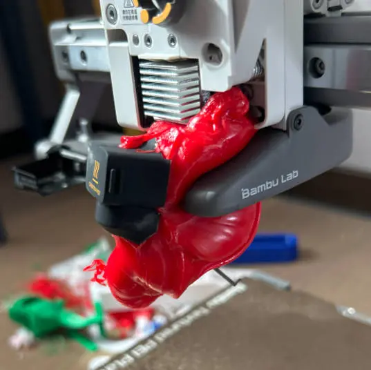 Hotend med fastsiddende plastklump set fra siden