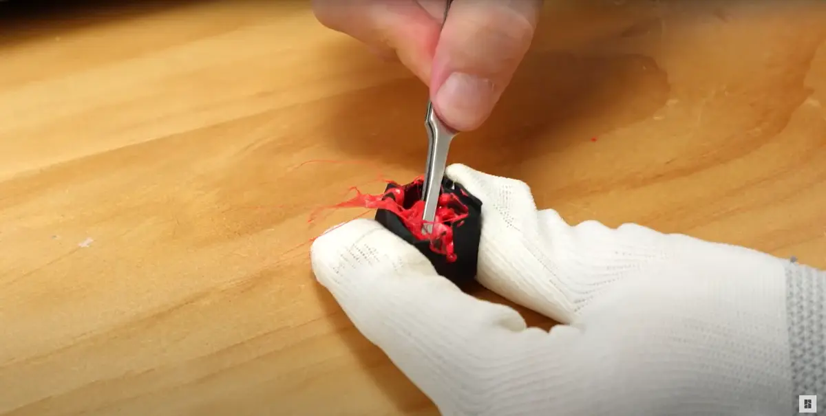 Blødt filament renses væk fra dysen