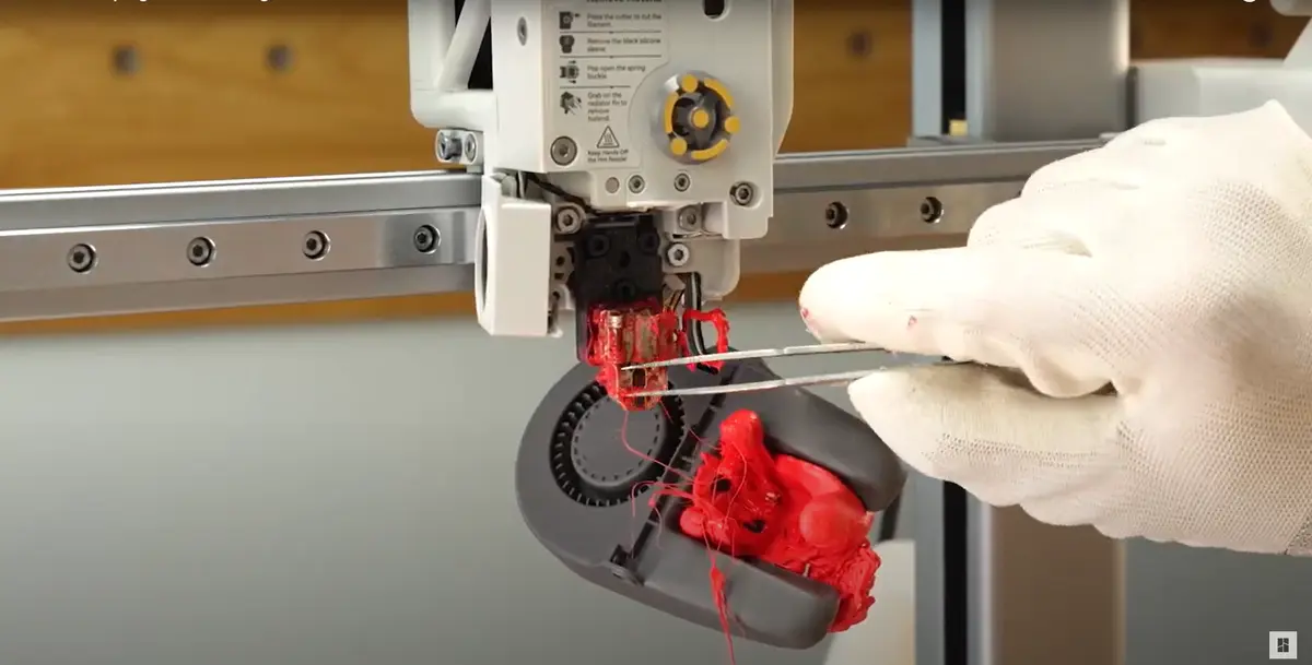 Blødt filament fjernes fra hotend-varmeenheden