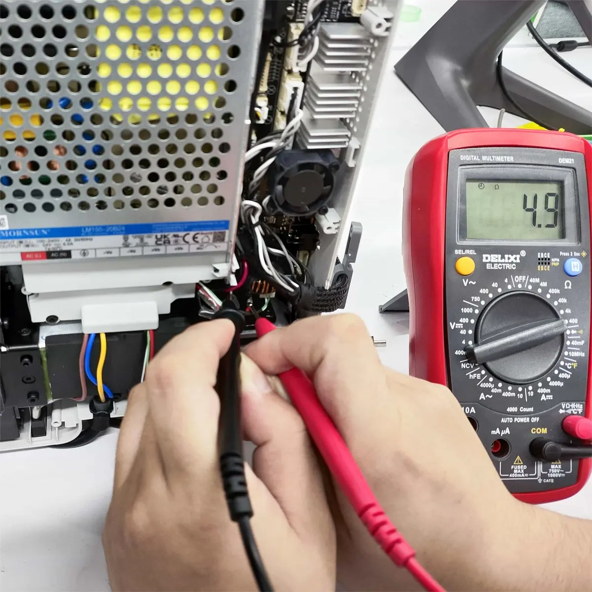 Multimeter viser 4,9 Ω ved måling af strømtilslutningen på bundkortet