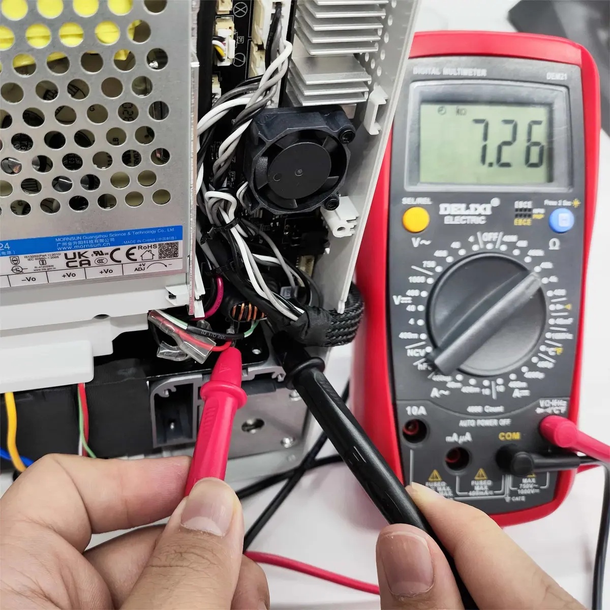 Multimeter viser 7,26 kΩ ved måling af temperaturfølertilslutningen