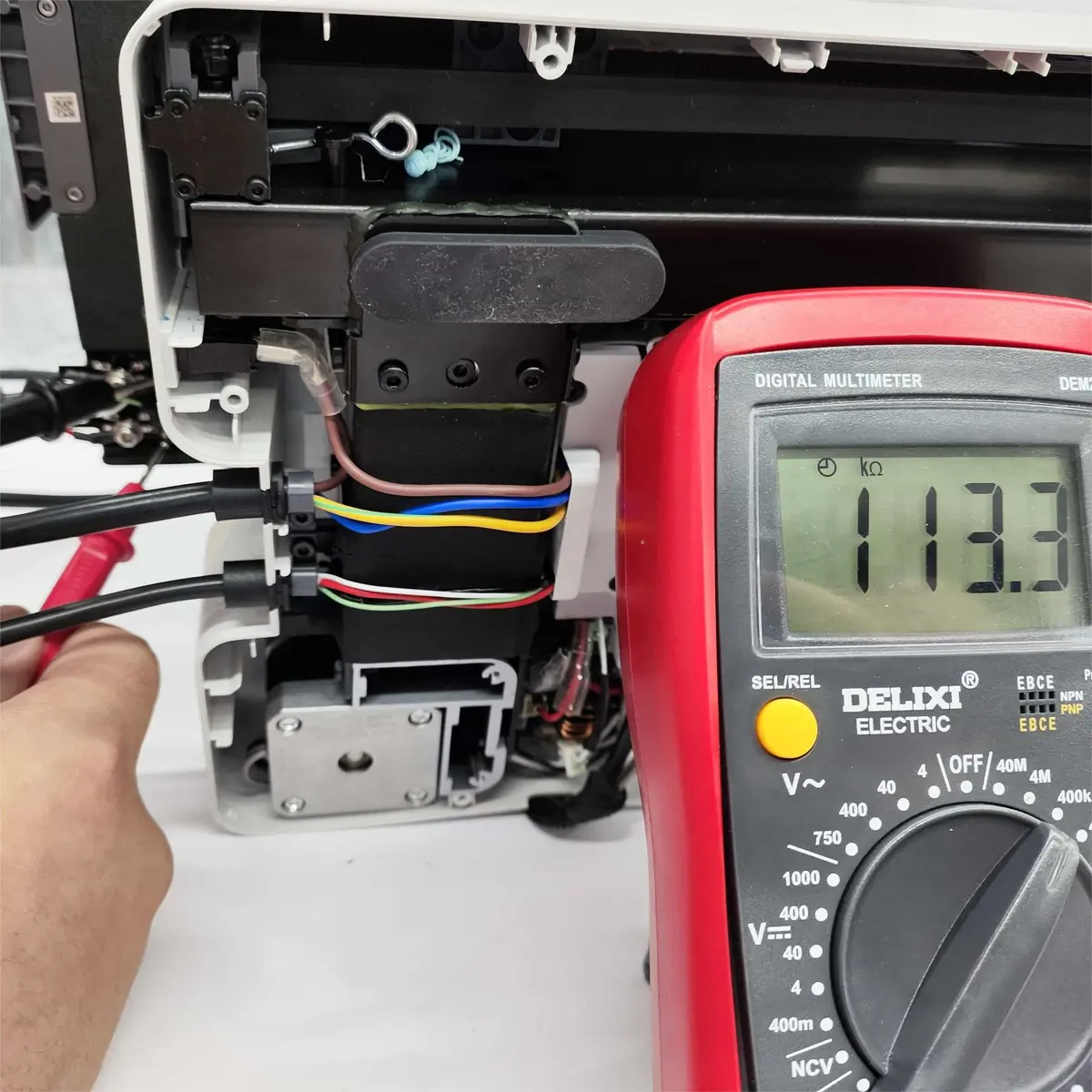 Multimeter viser 113,3 kΩ ved måling af varmepladens NTC-føler