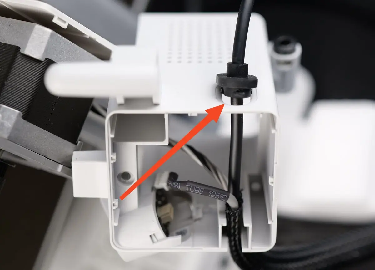 USB C-kablets fastgørelse oven på motorhuset vippes op med en flad skruetrækker