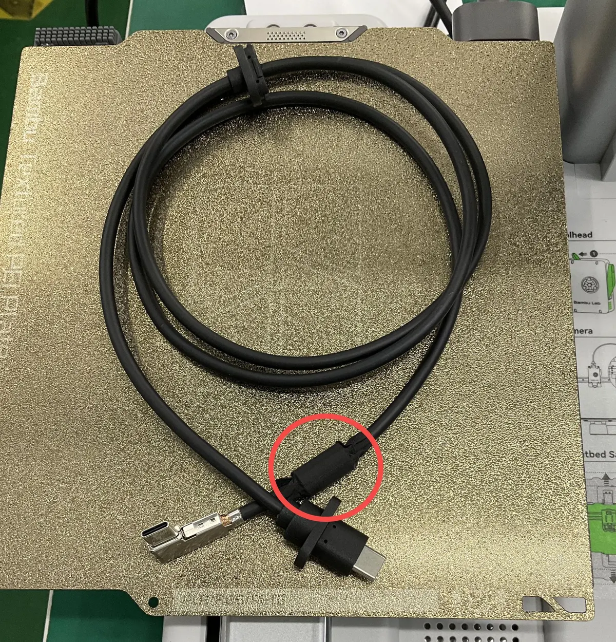Ferritkernen på USB C-kablet vist tæt på