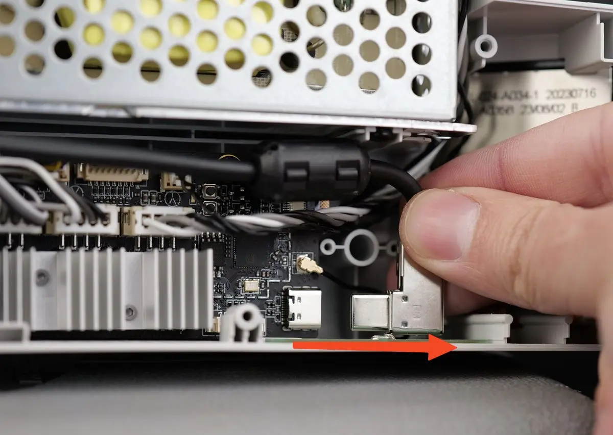 USB-C-kabel trækkes forsigtigt mod højre væk fra bundkortet