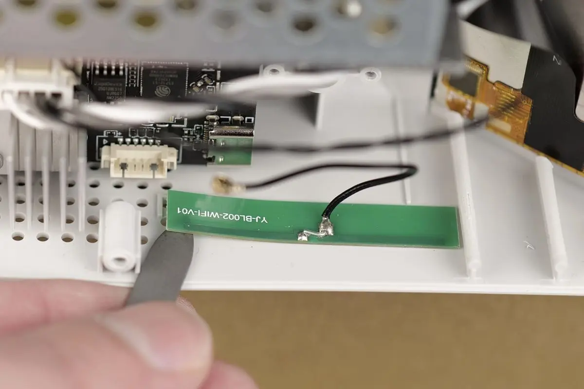 Gammel Wi-Fi-antenne-PCB løsnes fra printerrammen