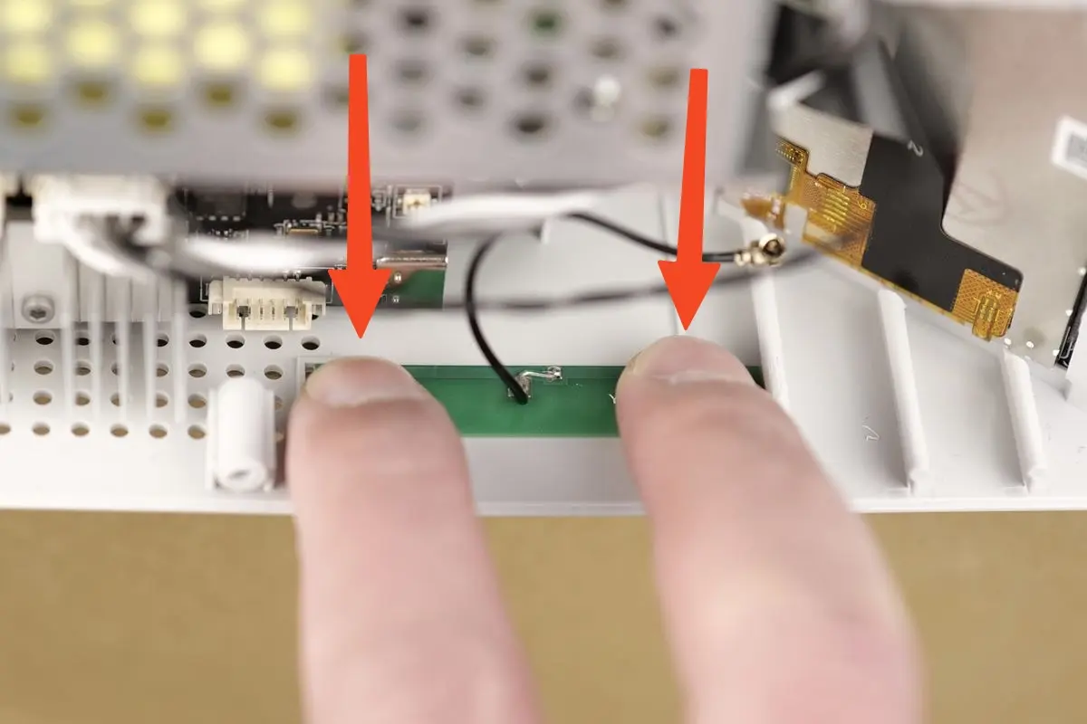 Ny Wi-Fi-antenne-PCB placeres og trykkes fast på printerrammen