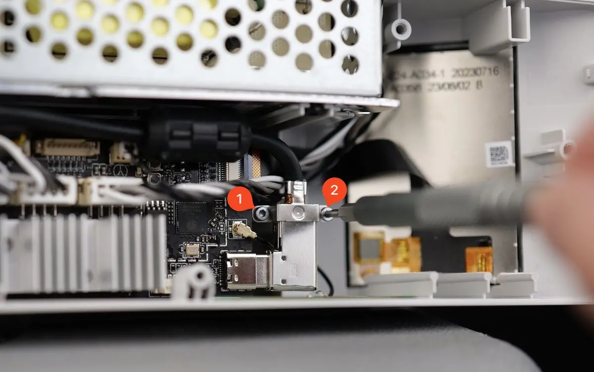 Beslaget der holder USB-C-kablet fast på A1 mini bundkortet