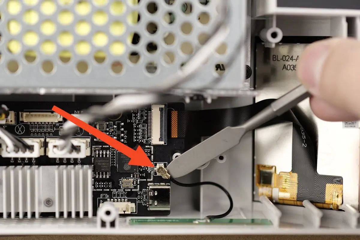 Wi-Fi-antennestikket der forsigtigt løftes af A1 mini bundkortet med et fladt værktøj