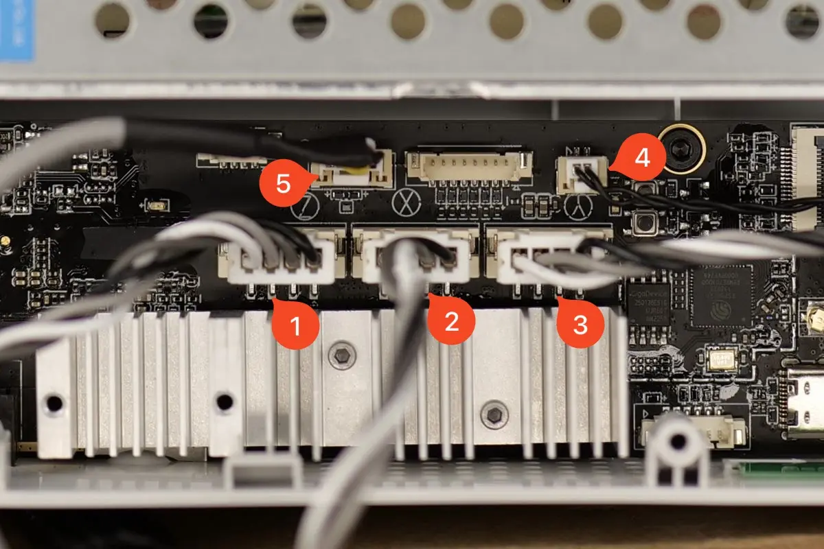 De resterende kabelstik på A1 mini bundkortet med kabel 4 og 5 markeret