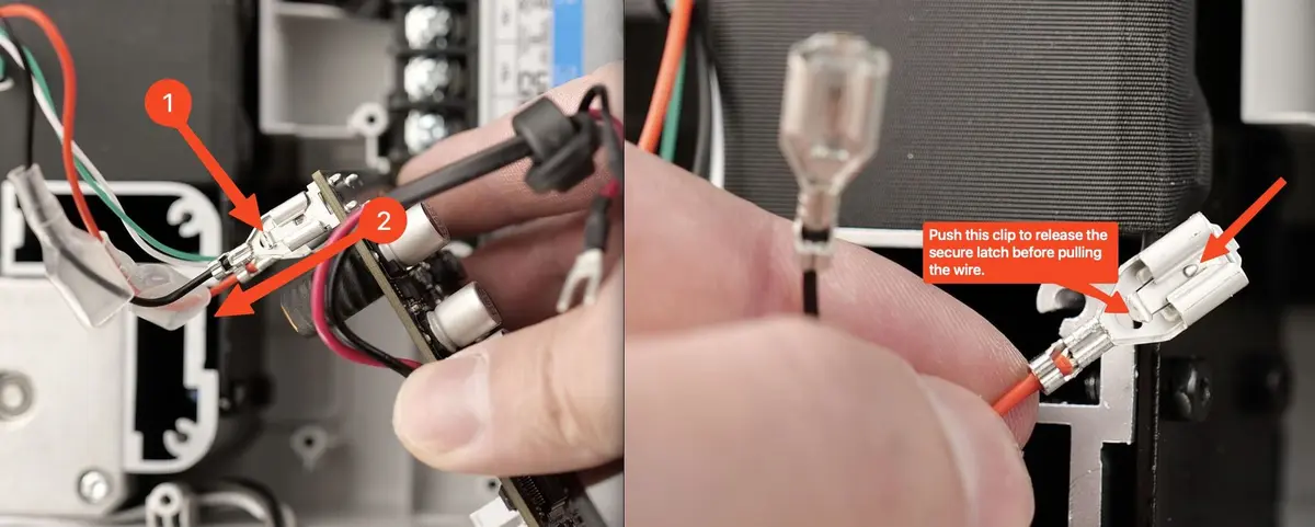 Varmebordets kabler der afbrydes fra A1 mini bundkortet ved at trykke på metalclipsen