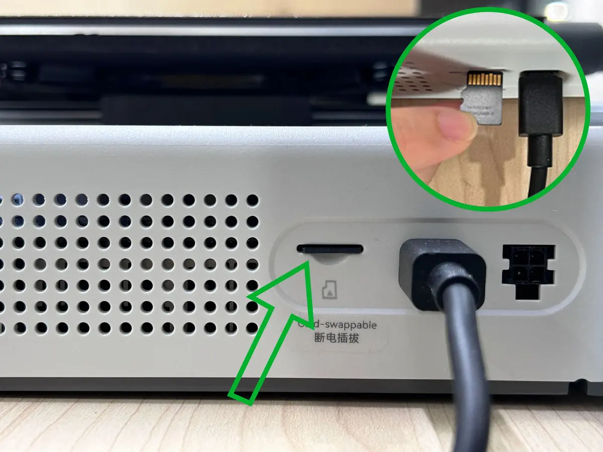 MicroSD-kortslot på siden af A1 mini