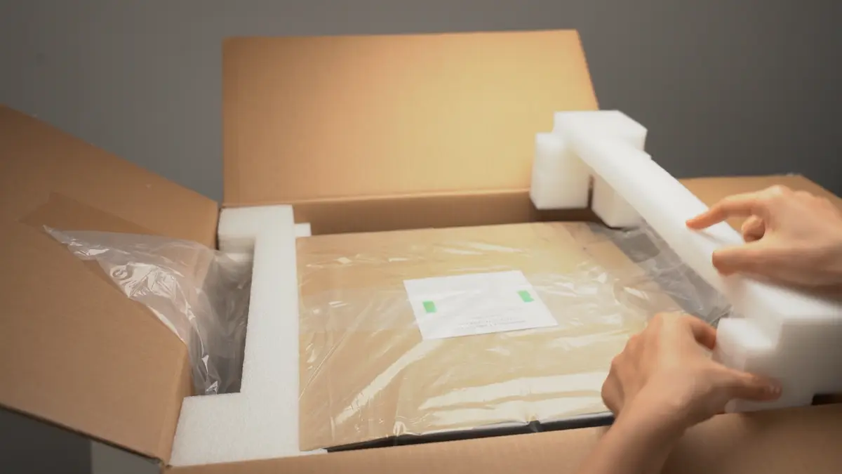 Bambu Lab P1P 3D-printer løftes ud af kassen med de to plasthåndtag