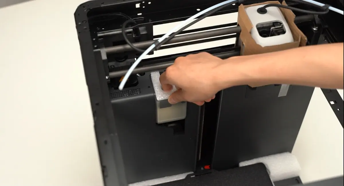 Skum fjernes fra udskubningsskakten bag på printeren